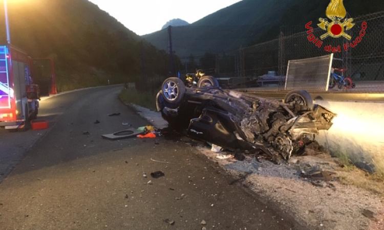 Visso, auto finisce fuori strada e si ribalta: i due occupanti estratti dai vigili del fuoco