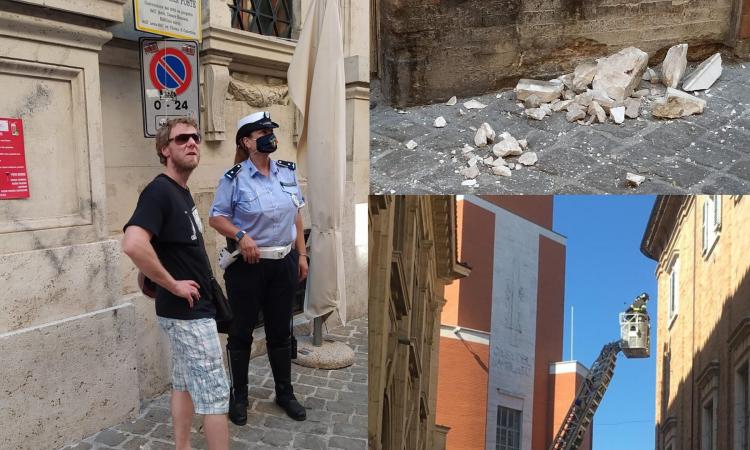 Macerata, pezzi di cornicione cadono in strada: "Tragedia sfiorata" (FOTO) Macerata, pezzi di cornicione cadono in strada: "Tragedia sfiorata" (FOTO)