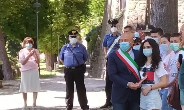 Camerino, il sindaco consegna la Costituzione ai neo diciottenni Camerino, il sindaco consegna la Costituzione ai neo diciottenni