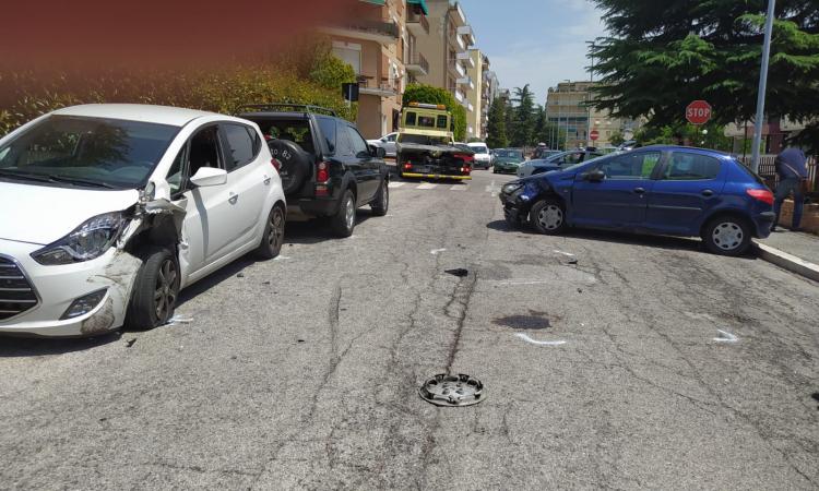 Macerata, auto si scontra con una vettura in sosta e poi si ribalta: giovane donna al Pronto Soccorso (FOTO) Macerata, auto si scontra con una vettura in sosta e poi si ribalta: giovane donna al Pronto Soccorso (FOTO)