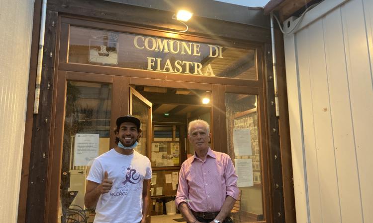 Fiastra accoglie Alessandro Mucci, il triatleta che pedala per la ricerca contro il cancro