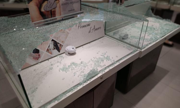 Macerata, banditi incappucciati assaltano nella notte la gioielleria del centro commerciale "Val di Chienti" (VIDEO e FOTO) Macerata, banditi incappucciati assaltano nella notte la gioielleria del centro commerciale "Val di Chienti" (VIDEO e FOTO)