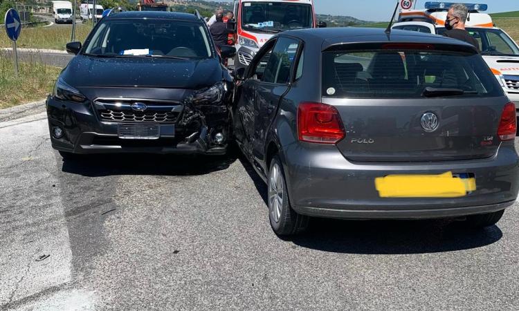 Macerata, incidente all'uscita dello svincolo di Sforzacosta: due feriti (FOTO) Macerata, incidente all'uscita dello svincolo di Sforzacosta: due feriti (FOTO)