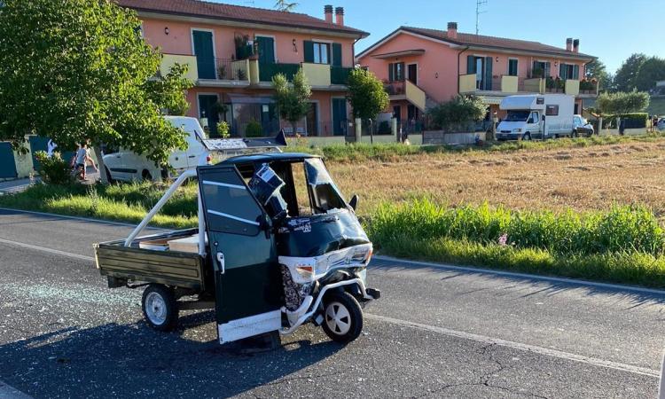 Urbisaglia, scontro tra Ape car e auto: 16enne trasportato a Torrette in eliambulanza (FOTO) Urbisaglia, scontro tra Ape car e auto: 16enne trasportato a Torrette in eliambulanza (FOTO)