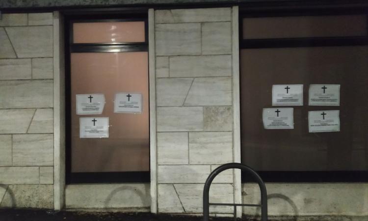 Morti aspettando la cassa integrazione: necrologi shock di CasaPound davanti alle sedi INPS Morti aspettando la cassa integrazione: necrologi shock di CasaPound davanti alle sedi INPS