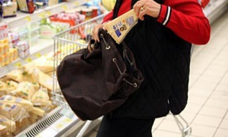 Macerata, ruba cibo e vestiti al supermercato: 33enne scoperta da un carabiniere in borghese Macerata, ruba cibo e vestiti al supermercato: 33enne scoperta da un carabiniere in borghese
