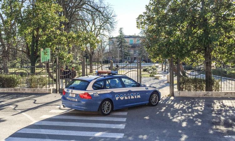 Macerata, caos all'ospedale: ingoia ovuli di cocaina e aggredisce tre agenti. Denunciato pusher nigeriano Macerata, caos all'ospedale: ingoia ovuli di cocaina e aggredisce tre agenti. Denunciato pusher nigeriano