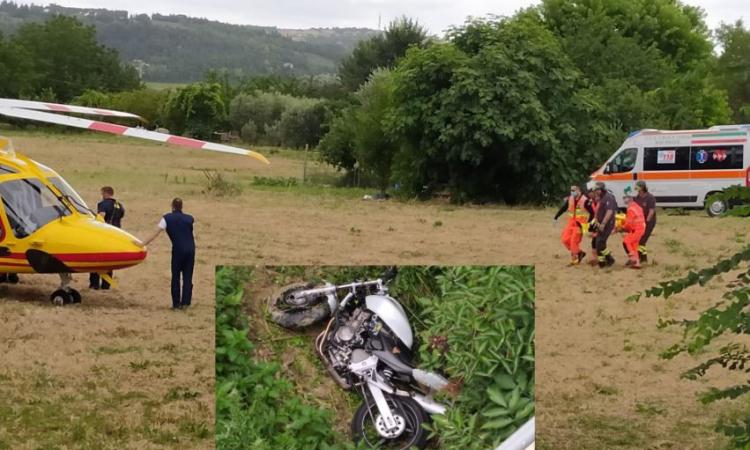 Montecassiano, tenta il sorpasso con la moto ma finisce in un fosso: ragazzo trasportato a Torrette (VIDEO e FOTO) Montecassiano, tenta il sorpasso con la moto ma finisce in un fosso: ragazzo trasportato a Torrette (VIDEO e FOTO)