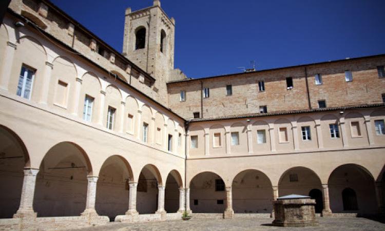 Recanati, parte "Estate al Chiostro": tre serate tra spettacoli live e mercato di artigianato Recanati, parte "Estate al Chiostro": tre serate tra spettacoli live e mercato di artigianato