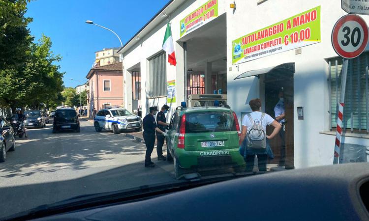 Tolentino, lavoro a nero e sfruttamento dei dipendenti: chiuso un autolavaggio