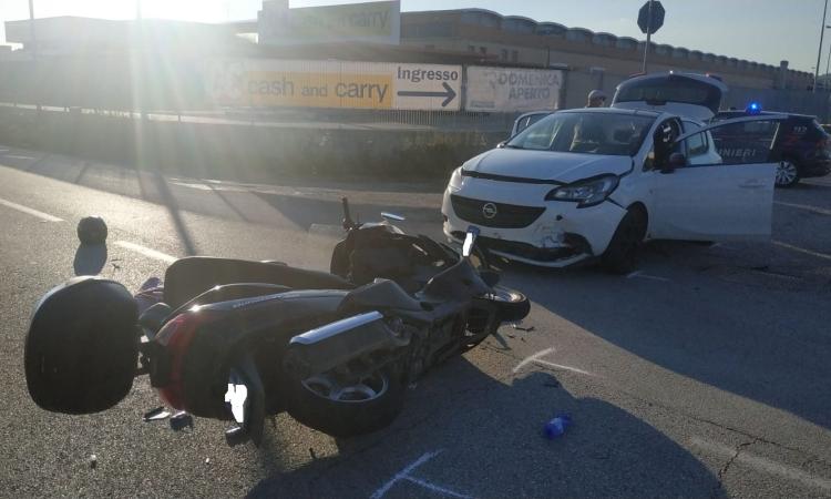 Montecosaro, scontro tra auto e scooter: due feriti a Torrette (FOTO)