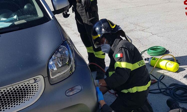 Civitanova, la portiera non si apre: due bimbi restano bloccati in auto nell'arco di 30 minuti