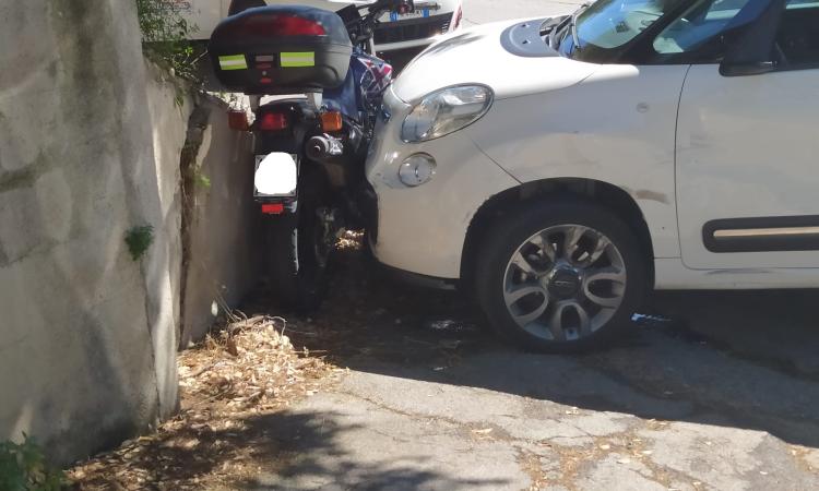 Macerata, moto finisce contro il muro dopo lo scontro con un'auto (FOTO) Macerata, moto finisce contro il muro dopo lo scontro con un'auto (FOTO)