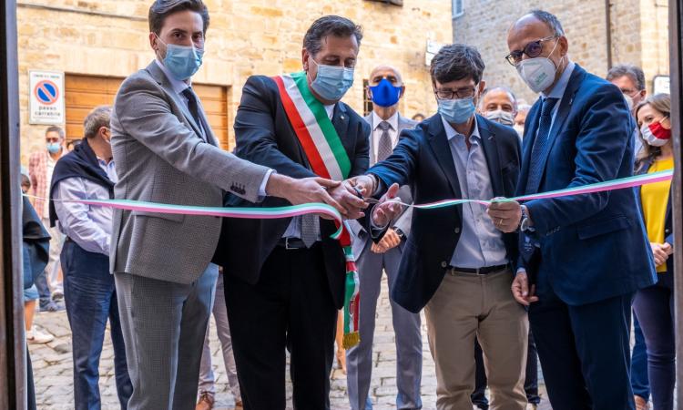 San Ginesio, si riaprono le porte di Sant’Agostino: parte la mostra “HOC OPUS. Ritorno alla bellezza” (FOTO) San Ginesio, si riaprono le porte di Sant’Agostino: parte la mostra “HOC OPUS. Ritorno alla bellezza” (FOTO)