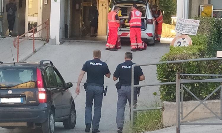 Macerata, caos al pronto soccorso: interviene la Polizia Macerata, caos al pronto soccorso: interviene la Polizia