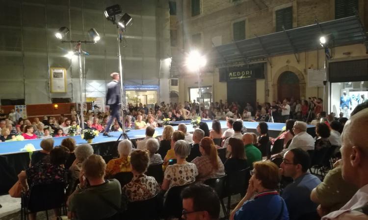 "Macerata sotto le stelle": sabato 25 luglio la sfilata in piazza Cesare Battisti "Macerata sotto le stelle": sabato 25 luglio la sfilata in piazza Cesare Battisti