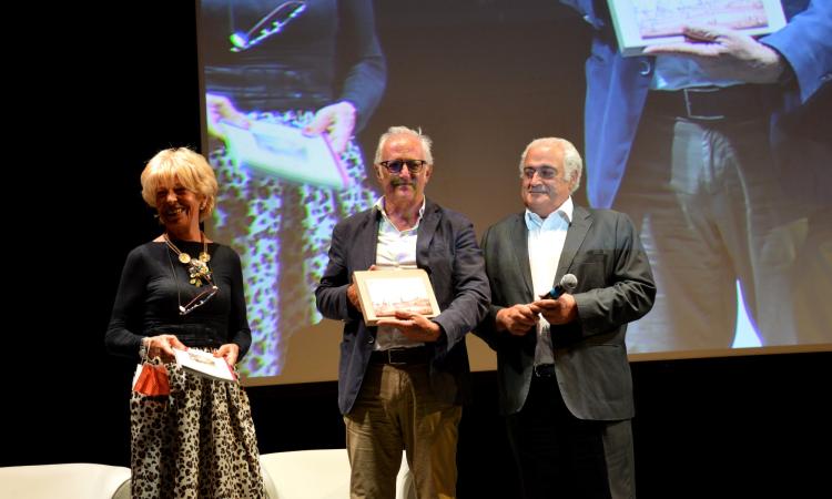 Porto Recanati, “Niente può fermarci” illumina la seconda serata di "VediamocineMarche" (FOTO) Porto Recanati, “Niente può fermarci” illumina la seconda serata di "VediamocineMarche" (FOTO)