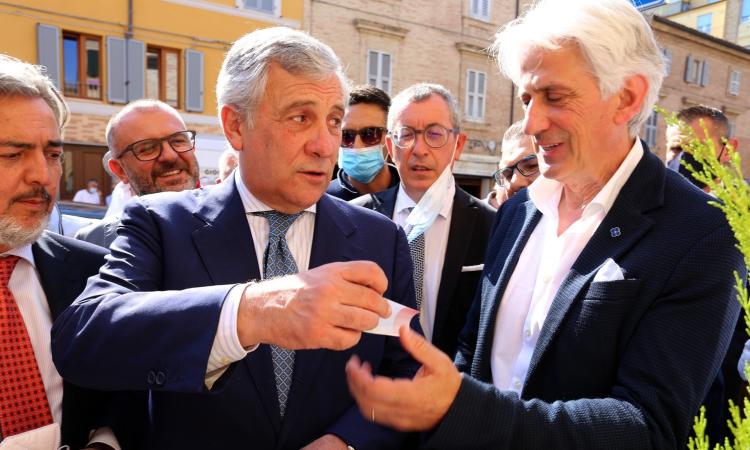 Macerata - Nuova sede per Forza Italia, Tajani incorona Parcaroli: "Il sindaco ideale" (FOTO)