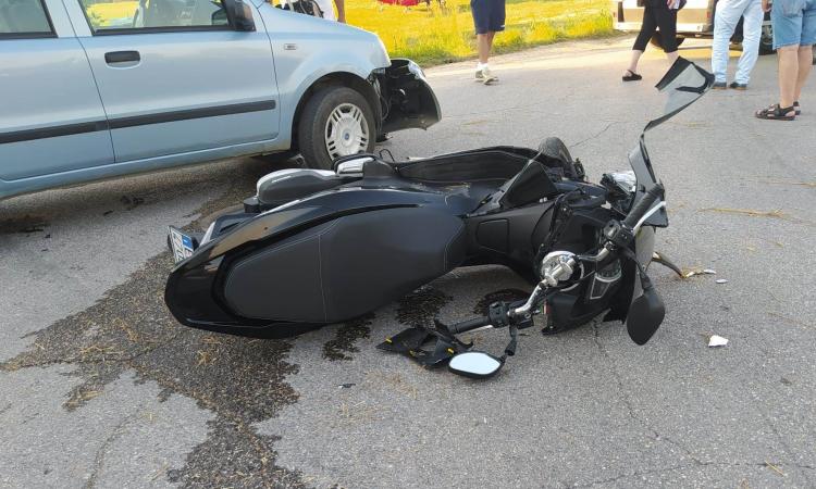 Morrovalle, si scontra in scooter con una Panda e fa un volo di 3 metri: giovane a Torrette (FOTO e VIDEO)