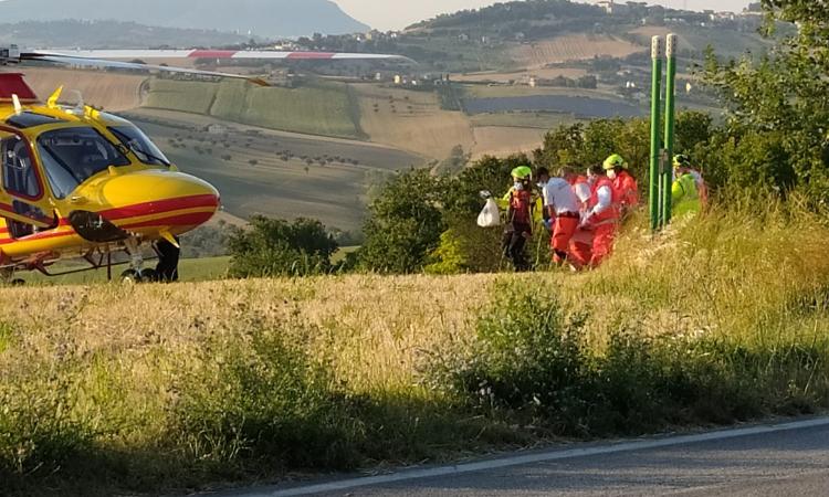 Morrovalle, motoclicista sbanda in curva: soccorso in eliambulanza, è grave (FOTO e VIDEO)