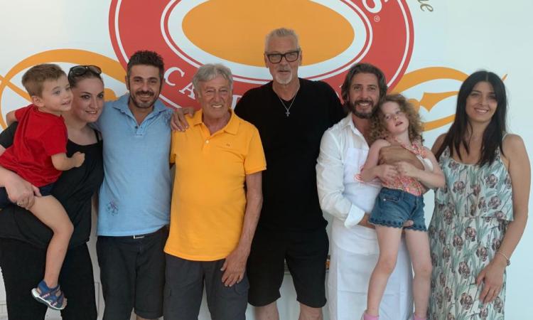 Campione tra i pali ma anche ai fornelli: Stefano Tacconi fa visita all'azienda "De Carlonis” Campione tra i pali ma anche ai fornelli: Stefano Tacconi fa visita all'azienda "De Carlonis”