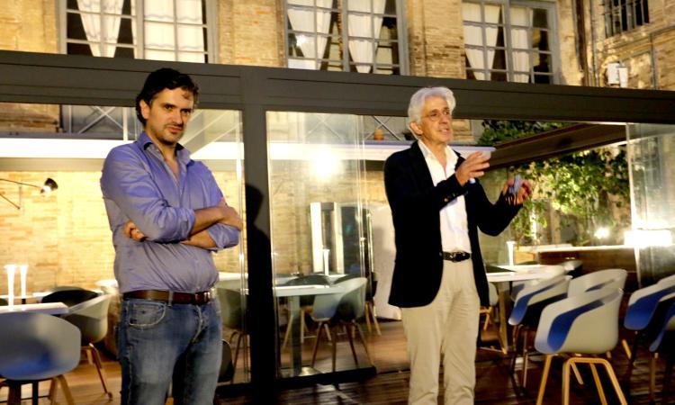 Macerata, tra gli applausi e i sorrisi dei commercianti: Parcaroli illustra la rinascita del centro storico (Fotogallery e VIDEO) Macerata, tra gli applausi e i sorrisi dei commercianti: Parcaroli illustra la rinascita del centro storico (Fotogallery e VIDEO)