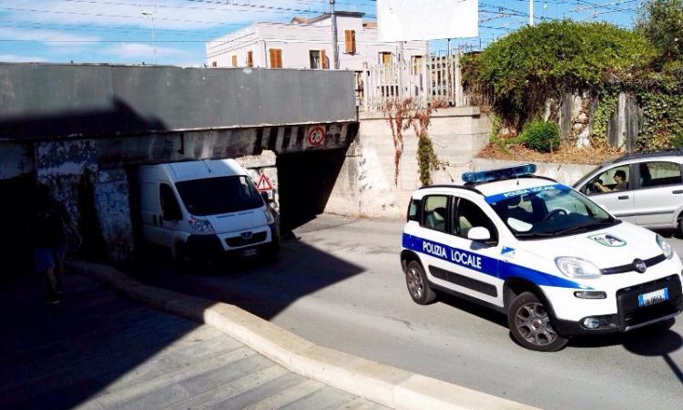 Civitanova, veicoli incastrati nel sottopasso Castellaro: una telecamera termica come soluzione Civitanova, veicoli incastrati nel sottopasso Castellaro: una telecamera termica come soluzione