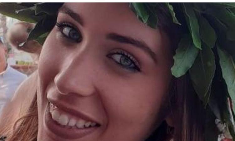 Macerata, corona di alloro per Roberta Fratalocchi: le congratulazioni dei dipendenti del Conad