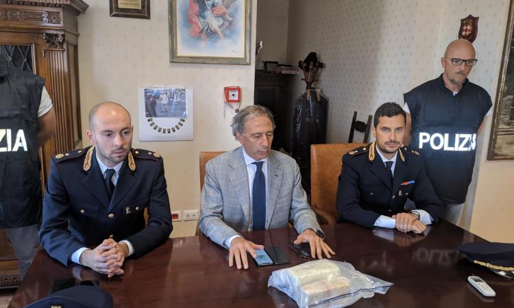 Civitanova, scacco allo spaccio: sequestrati 2,5 Kg di MDMA diretti alla costa. Arrestati due pusher albanesi (FOTO) Civitanova, scacco allo spaccio: sequestrati 2,5 Kg di MDMA diretti alla costa. Arrestati due pusher albanesi (FOTO)