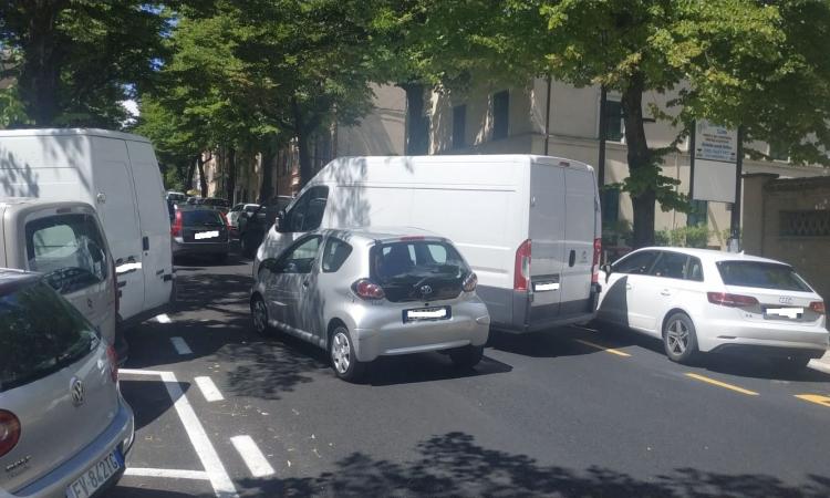 Macerata, incidente lungo viale Martiri della Libertà: traffico in tilt