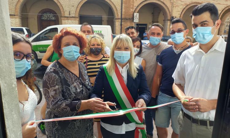 San Severino, riapre la rosticceria in viale Eustachio: festa tra i commercianti San Severino, riapre la rosticceria in viale Eustachio: festa tra i commercianti