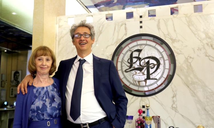 Macerata, lo storico gioielliere Fabio Pianesi festeggia 60 anni assieme a mamma Mirella (FOTO) Macerata, lo storico gioielliere Fabio Pianesi festeggia 60 anni assieme a mamma Mirella (FOTO)