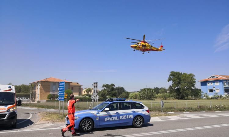 Porto Recanati, incidente lungo la Regina: motociclista soccorso in eliambulanza Porto Recanati, incidente lungo la Regina: motociclista soccorso in eliambulanza