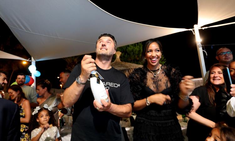 Civitanova, festa a sorpresa al "Madeira": Mauro Alberti spegne 46 candeline a ritmo di samba (Fotogallery) Civitanova, festa a sorpresa al "Madeira": Mauro Alberti spegne 46 candeline a ritmo di samba (Fotogallery)