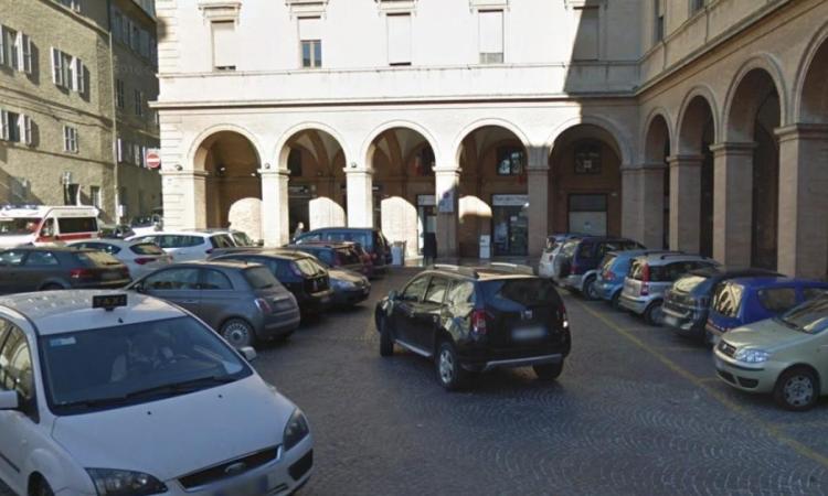 Macerata, prima ora gratis e tariffe agevolate: come cambia la sosta in piazza Vittorio Veneto Macerata, prima ora gratis e tariffe agevolate: come cambia la sosta in piazza Vittorio Veneto