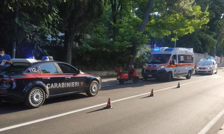 Macerata, perde il controllo della vespa e si schianta: trasportato all'Ospedale in gravi condizioni (FOTO)