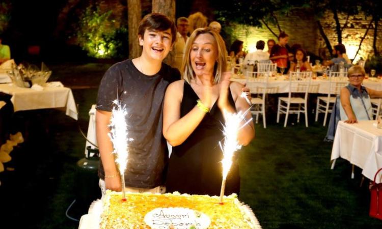 Pollenza, "I miei primi 50 anni": Deborah Pantana festeggia sotto le stelle del Parco Hotel (VIDEO e FOTO) Pollenza, "I miei primi 50 anni": Deborah Pantana festeggia sotto le stelle del Parco Hotel (VIDEO e FOTO)