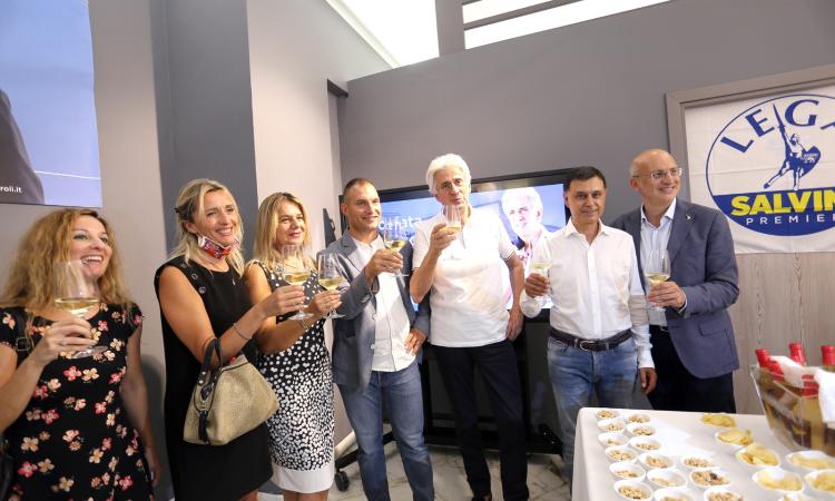 Macerata, Parcaroli inaugura la sede elettorale in via Matteotti: "Qui ascolterò i cittadini" (FOTO)