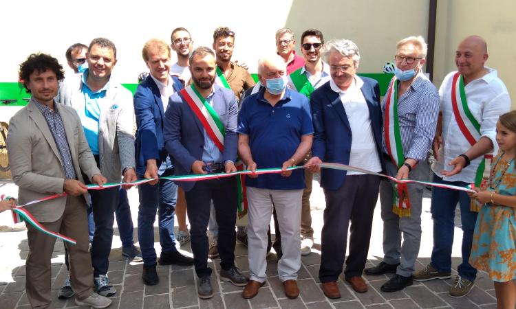 Doppio taglio del nastro a Sefro: ciclostazione per e-bike e nuova area camper Doppio taglio del nastro a Sefro: ciclostazione per e-bike e nuova area camper