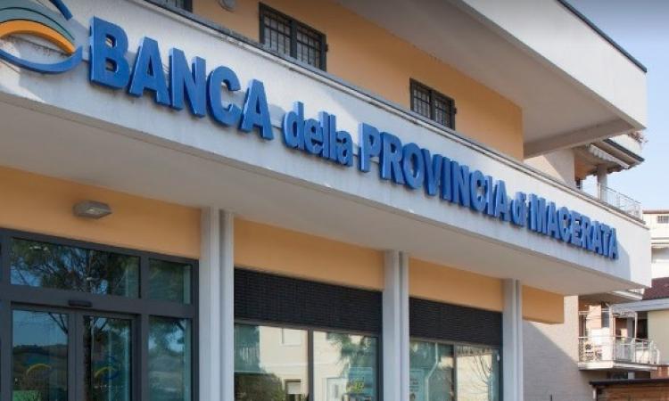 Tolentino, colpo nella notte alla Banca Macerata: banditi prelevano la cassaforte e fuggono col bottino