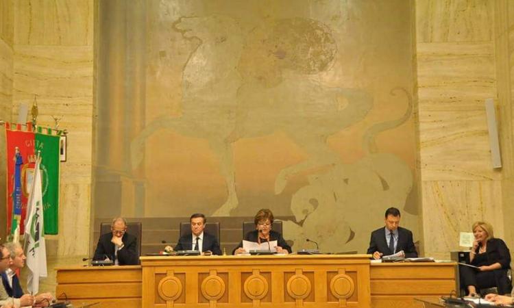 Corridonia, il Sindaco sfiducia la Calvigioni: i cittadini scendono in piazza per chiedere il ritiro della mozione Corridonia, il Sindaco sfiducia la Calvigioni: i cittadini scendono in piazza per chiedere il ritiro della mozione