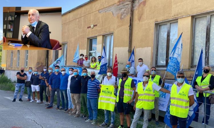 Macerata - I sindacati di Polizia protestano uniti, ma niente incontro col Prefetto: è in ferie Macerata - I sindacati di Polizia protestano uniti, ma niente incontro col Prefetto: è in ferie