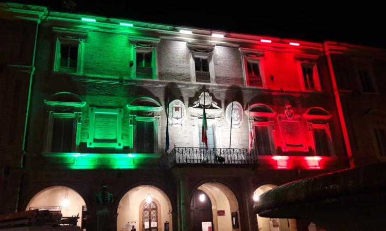 San Severino, nuova veste luminosa per il Palazzo comunale: si avvolge col Tricolore