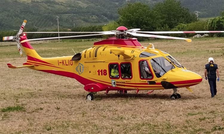 Macerata, si ferisce alla coscia con una motosega: 40enne soccorsa in eliambulanza Macerata, si ferisce alla coscia con una motosega: 40enne soccorsa in eliambulanza