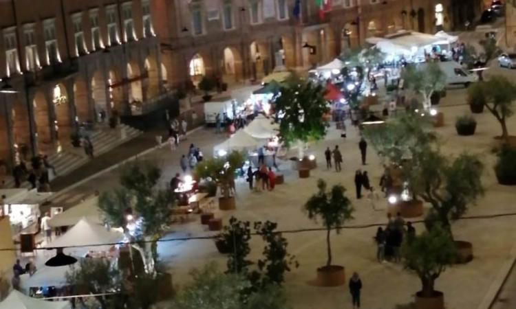 San Severino, mercatino dell'antiquariato in piazza: l'iniziativa parte bene