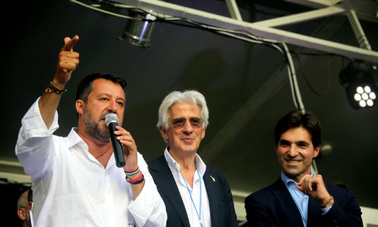 Macerata, bagno di folla a Piazza Mazzini per Matteo Salvini: applausi anche ad Acquaroli e Parcaroli (VIDEO e Fotogallery)