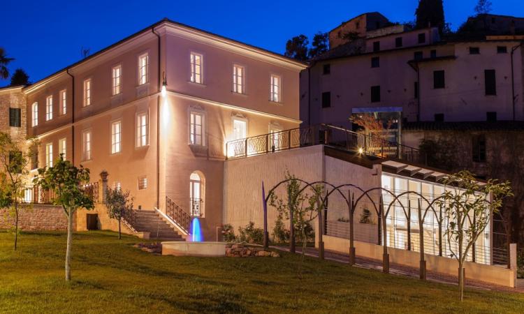 Serrapetrona, chiuso il Festival d'Estate: Palazzo Claudi pronto ad accogliere una mostra di fossili Serrapetrona, chiuso il Festival d'Estate: Palazzo Claudi pronto ad accogliere una mostra di fossili