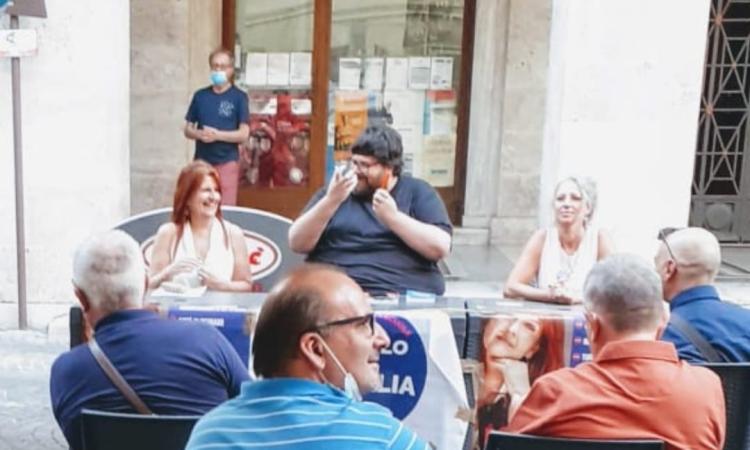 Macerata, Popolo della famiglia: Mario Adinolfi presenta la candidata sindaco Lauretta Gianfelici Macerata, Popolo della famiglia: Mario Adinolfi presenta la candidata sindaco Lauretta Gianfelici