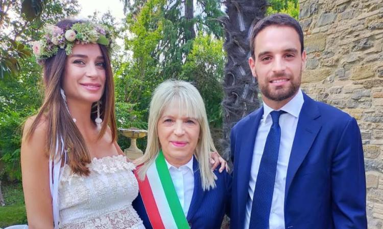 San Severino, dribblati fotografi e fans: nozze all'alba per Jack Bonaventura e Federica Ziliani San Severino, dribblati fotografi e fans: nozze all'alba per Jack Bonaventura e Federica Ziliani