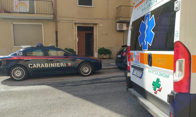 Tragedia a Macerata, donna precipita dal terrazzo e muore (FOTO)